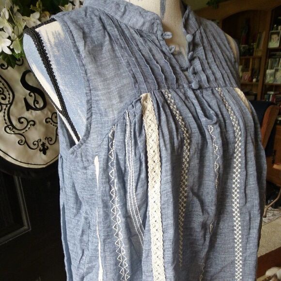 Ryu Women's S chambray cream lace 4 button front tie up back sleeveless top - Picture 2 of 5